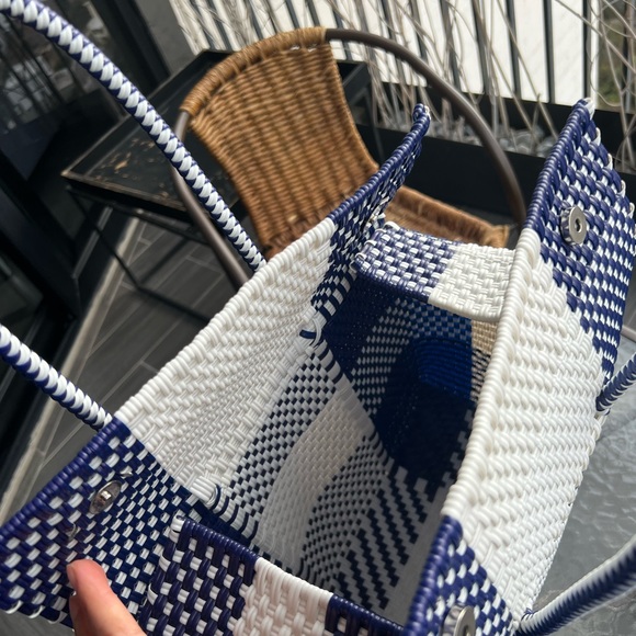 Such a beautiful mix of colors. An elegant and sophisticated way to go out. - Picture 3 of 11